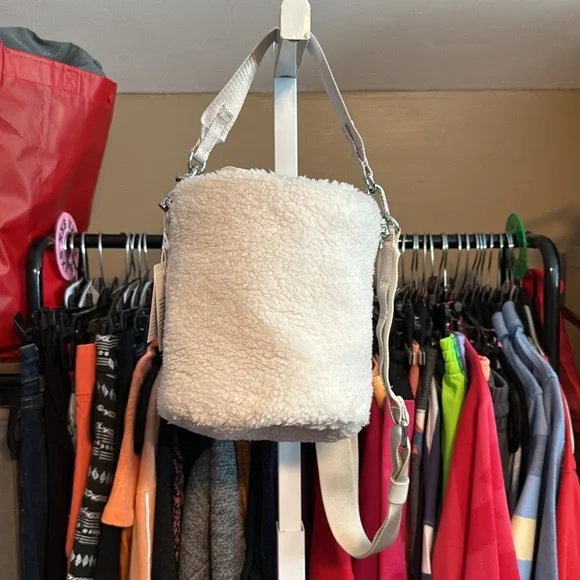 NWT Lululemon New Year Crossbody Fleece Bucket Bag 2.5L WORDMARK White Opal LOGO - Picture 4 of 7